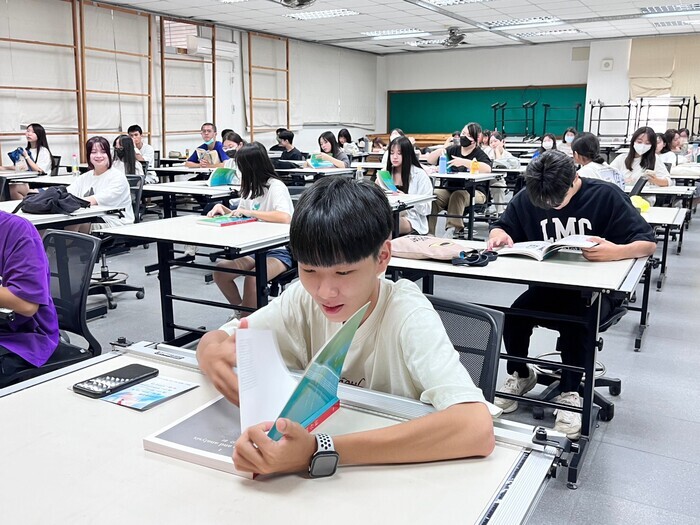 新生定向輔導講習：上博圖書捐贈新生100本設計與分析書籍，啟發學習軟實力！圖片