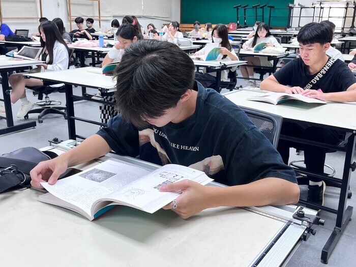 新生定向輔導講習：上博圖書捐贈新生100本設計與分析書籍，啟發學習軟實力！圖片