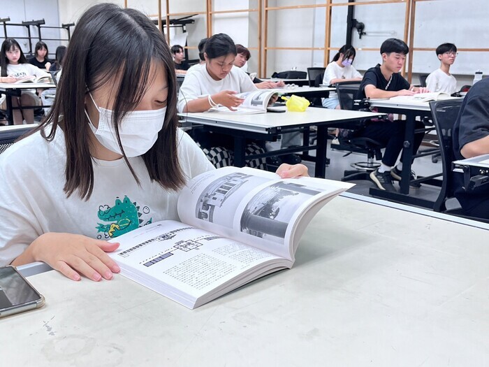 新生定向輔導講習：上博圖書捐贈新生100本設計與分析書籍，啟發學習軟實力！圖片